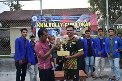 Pembagian Trophy Juara 1 Turnamen KKN Volly Cup Lokal